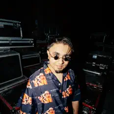 聆聽 mendůs、觀看音樂影片、閱讀小傳、查看巡演日期等！