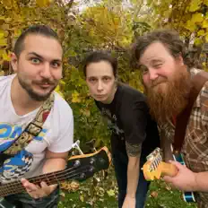 Luister naar Plastic Sunface, bekijk muziekvideo's, lees de bio, bekijk de tourdata, en meer!