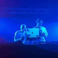 Hör dir So Quasi an, schau dir Musikvideos an, lies die Biografie, finde Tourdaten und mehr!
