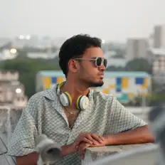 Ouve Venkataraman, vê vídeos de música, lê a biografia, vê as datas da digressão e muito mais!