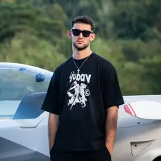 WOLFを聴いたり、ミュージックビデオを鑑賞したり、経歴やツアー日程などを確認したりしましょう！