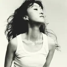 聆聽 YEIN、觀看音樂影片、閱讀小傳、查看巡演日期等！