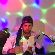 Old Garry을(를) 듣고, 뮤직 비디오를 보고, 약력을 읽고, 투어 일정 등을 확인하세요!