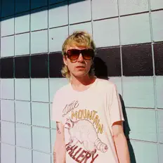 dwiを聴いたり、ミュージックビデオを鑑賞したり、経歴やツアー日程などを確認したりしましょう！