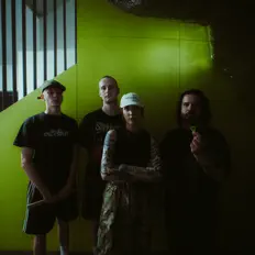 收听 DOGBITE、观看音乐视频、阅读小传、查看巡演日期等 ！