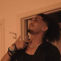 Poslechněte si interpreta undefined, sledujte hudební videa, přečtěte si životopis, podívejte se na data turné a další informace.