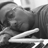 undefined을(를) 듣고, 뮤직 비디오를 보고, 약력을 읽고, 투어 일정 등을 확인하세요!