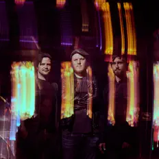 Hör dir Moron Police an, schau dir Musikvideos an, lies die Biografie, finde Tourdaten und mehr!