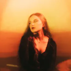 Caroline Phillipsを聴いたり、ミュージックビデオを鑑賞したり、経歴やツアー日程などを確認したりしましょう！