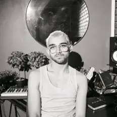 Selwyn Hamber dinle, müzik videolarını izle, biyografisini oku, tur tarihlerini ve daha fazlasını gör!