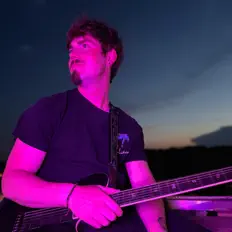 Ouve Josiah Schrum, vê vídeos de música, lê a biografia, vê as datas da digressão e muito mais!