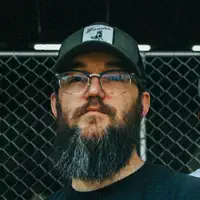 undefinedを聴いたり、ミュージックビデオを鑑賞したり、経歴やツアー日程などを確認したりしましょう！