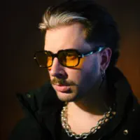 Ouça undefined, assista a videoclipes, leia a biografia, veja as datas das turnês e mais!