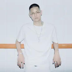 聆聽 BLASÉ、觀看音樂影片、閱讀小傳、查看巡演日期等！