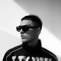 Hör dir undefined an, schau dir Musikvideos an, lies die Biografie, finde Tourdaten und mehr!
