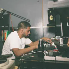 Poslechněte si interpreta K $tone, sledujte hudební videa, přečtěte si životopis, podívejte se na data turné a další informace.