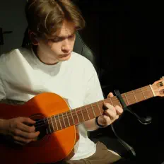 Ouça Aton, assista a videoclipes, leia a biografia, veja as datas das turnês e mais!