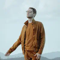 聆聽 undefined、觀看音樂影片、閱讀小傳、查看巡演日期等！