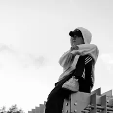 DUDEを聴いたり、ミュージックビデオを鑑賞したり、経歴やツアー日程などを確認したりしましょう！