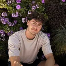 Dengarkan Julyian, tonton video musik, baca bio, lihat tanggal tur & lainnya!