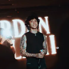 Ascolta Jordan Palani, guarda video musicali, leggi la biografia, vedi le date del tour & altro!