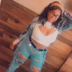 Hör dir Tiphani an, schau dir Musikvideos an, lies die Biografie, finde Tourdaten und mehr!