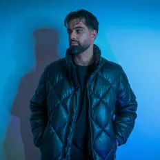 Hör dir BOLSOHARD an, schau dir Musikvideos an, lies die Biografie, finde Tourdaten und mehr!