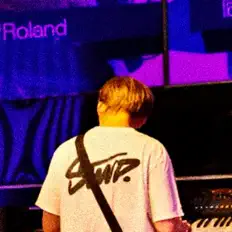 CosmicFMを聴いたり、ミュージックビデオを鑑賞したり、経歴やツアー日程などを確認したりしましょう！