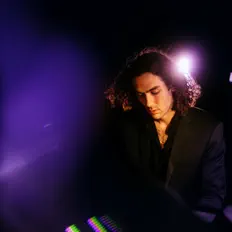 聆聽 John Gade、觀看音樂影片、閱讀小傳、查看巡演日期等！