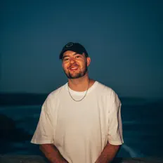 Noah Vernon सुनें, म्यूज़िक वीडियो देखें, बायो पढ़ें, दौरे की तारीखें और बहुत कुछ देखें!