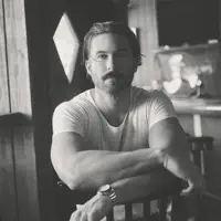 聆聽 undefined、觀看音樂影片、閱讀小傳、查看巡演日期等！