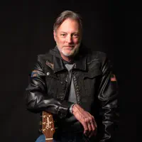 收听 undefined、观看音乐视频、阅读小传、查看巡演日期等 ！