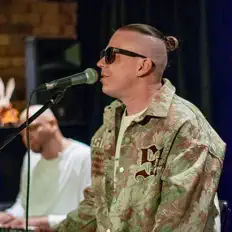 Poslechněte si interpreta ALEX BONA, sledujte hudební videa, přečtěte si životopis, podívejte se na data turné a další informace.