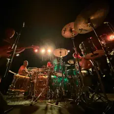 聆聽 Black Eyes、觀看音樂影片、閱讀小傳、查看巡演日期等！