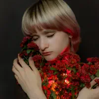 聆聽 undefined、觀看音樂影片、閱讀小傳、查看巡演日期等！