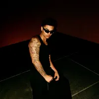 Dengarkan undefined, tonton video musik, baca bio, lihat tanggal tur & lainnya!