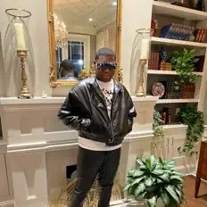 聆聽 1pckash、觀看音樂影片、閱讀小傳、查看巡演日期等！