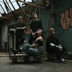 Poslechněte si interpreta Glass Bridges, sledujte hudební videa, přečtěte si životopis, podívejte se na data turné a další informace.