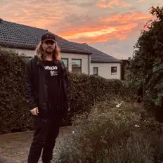 聆聽 Crystal Shipsss、觀看音樂影片、閱讀小傳、查看巡演日期等！