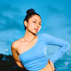 Poslechněte si interpreta Kinami, sledujte hudební videa, přečtěte si životopis, podívejte se na data turné a další informace.