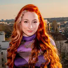 聆聽 Julia Scheeser、觀看音樂影片、閱讀小傳、查看巡演日期等！