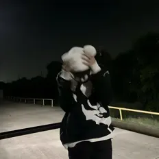 聆聽 Sydros、觀看音樂影片、閱讀小傳、查看巡演日期等！