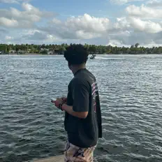 聆聽 Lilias、觀看音樂影片、閱讀小傳、查看巡演日期等！