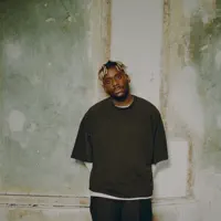 undefinedを聴いたり、ミュージックビデオを鑑賞したり、経歴やツアー日程などを確認したりしましょう！