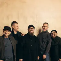 Hör dir undefined an, schau dir Musikvideos an, lies die Biografie, finde Tourdaten und mehr!