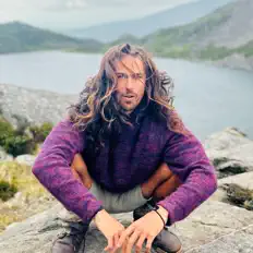 聆聽 BradleyJ、觀看音樂影片、閱讀小傳、查看巡演日期等！