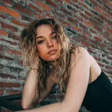 聆聽 Callie Young、觀看音樂影片、閱讀小傳、查看巡演日期等！