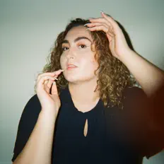 Escucha a leyla, mira videos musicales, lee su biografía, consulta las fechas de las gira y más.