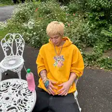 Hör dir v3geboy an, schau dir Musikvideos an, lies die Biografie, finde Tourdaten und mehr!