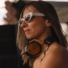 Escucha a Nessa Martins, mira vídeos musicales, lee la biografía, consulta fechas de giras y mucho más.